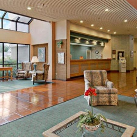 Ramada Columbia/Fort Jackson Area Интерьер фото